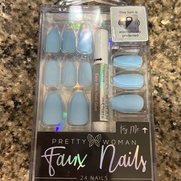 Faux nails with glue - Picture 3 of 4